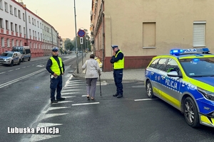 Policjanci kierują ruchem