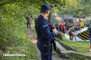 Policjant kontroluje wał przeciwpowodziowy