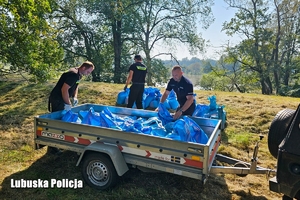 Policjanci przygotowują worki do zabezpieczenia wału