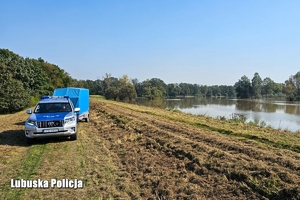 Policjanci przygotowują worki do zabezpieczenia wału