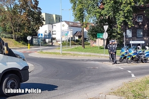 Policjanci kontrolują ruch drogowy