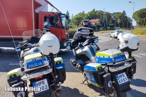 Policjanci kontrolują ruch drogowy