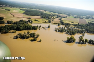 Widok a zalany teren z lecącego śmigłowca