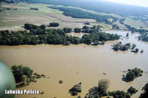 Teren zalany podczas powodzi. Widok ze śmigłowca.