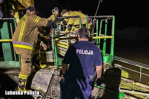 Działania Policji i Straży Pożarnej przy wzmocnieniu uszkodzonej śluzy na Odrze