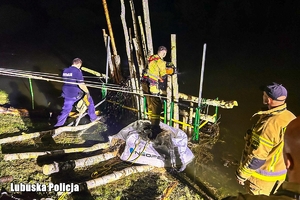 Działania Policji i Straży Pożarnej przy wzmocnieniu uszkodzonej śluzy na Odrze