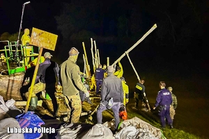 Działania Policji i Straży Pożarnej przy wzmocnieniu uszkodzonej śluzy na Odrze