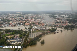 Widok ze śmigłowca na zalane tereny