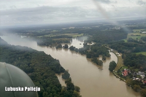 Widok ze śmigłowca na zalane tereny