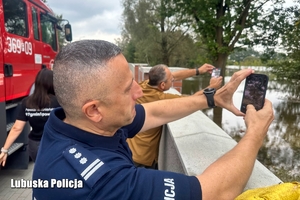 Komendant wojewódzki obserwuje zalany teren