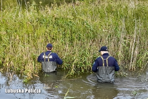 Policjanci w woderach sprawdzają wały przeciwpowodziowe.