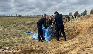 Policjanci pomagają w zabezpieczeniu wałów