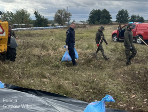 Policjanci pomagają w zabezpieczeniu wałów