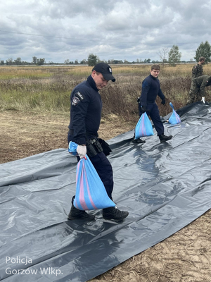 Policjanci pomagają w zabezpieczeniu wałów