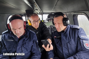 policjanci i Wojewoda Lubuski lecą helikopterem