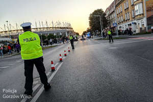 policjant stoi przy stadionie