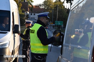 Policjanci ruchu drogowego podczas kontroli trzeźwości.