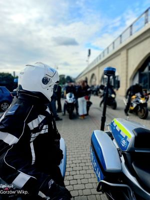 Policjant patrzy na innych motocyklistów