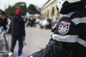 Policjant w trakcie zabezpieczenia przejazdu