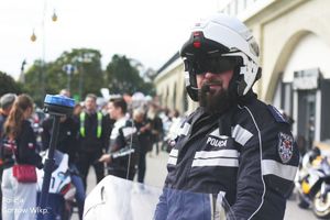 Policjant w trakcie zabezpieczenia parady motocyklowej