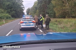 policjanci prowadzą seniora do radiowozu