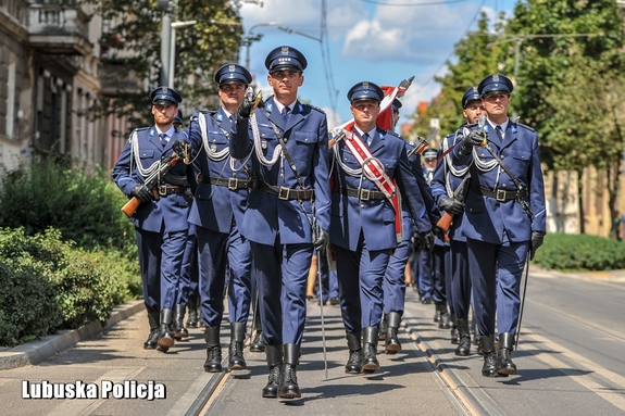 Maszerujący policjanci