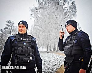 Policjanci podczas patrolu