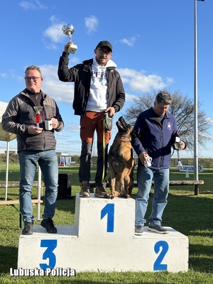 mężczyźni z psami na podium