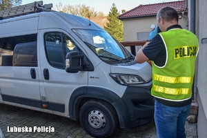 policjant prowadzi oględziny busa