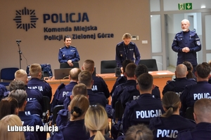 Policjanci rozpoczynający kurs podoficerski