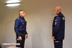 Policjant składa meldunek