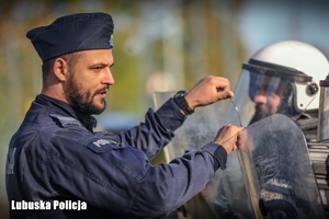 Policjanci w trakcie ćwiczeń