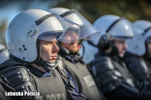 Policjanci w trakcie ćwiczeń