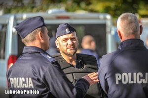 Policjanci w trakcie ćwiczeń