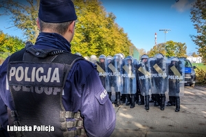 Policjanci w trakcie ćwiczeń