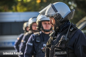 Policjanci w trakcie ćwiczeń