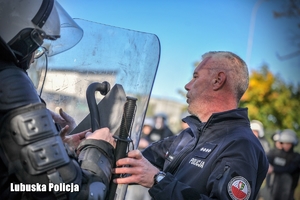 Policjanci w trakcie ćwiczeń