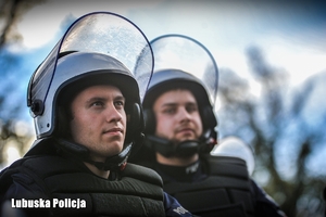 Policjanci w trakcie ćwiczeń