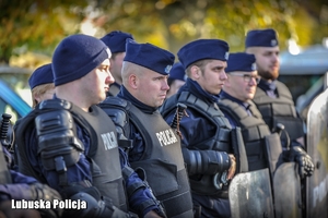 Policjanci w trakcie ćwiczeń