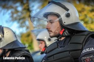 Policjanci w trakcie ćwiczeń