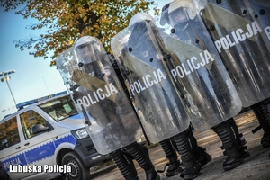 Policjanci w trakcie ćwiczeń