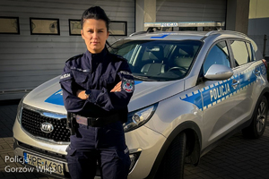 Policjantka na tle radiowozu