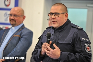 policjant mówi przez mikrofon