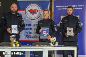 policjanci przy stanowisku z datkami