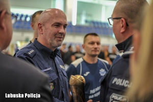 policjant odbiera nagrodę