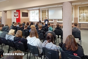 Policjantka rozmawia z młodzieżą