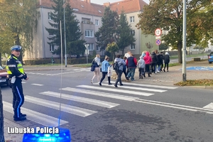 Policjant i Piesi na przejściu dla pieszych