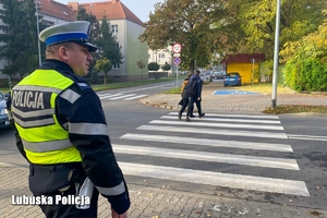 Policjant przy przejściu dla pieszych