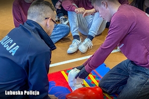 policjant uczy resuscytacji krążeniowo-oddechowej