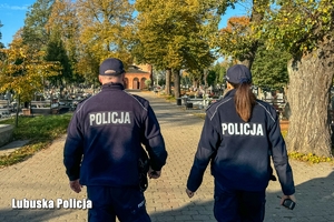 Policjanci na cmentarzu